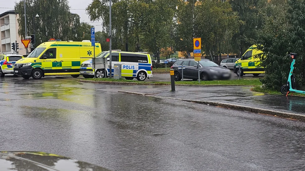 Polis och ambulans på plats i Hageby.