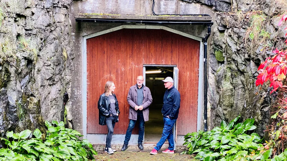 Thomas Mokvist, Björn Johansson och Markus Gahnfeldt bjuder in publiken till en konsert i skyddsrummet under Gröna Kulle. 