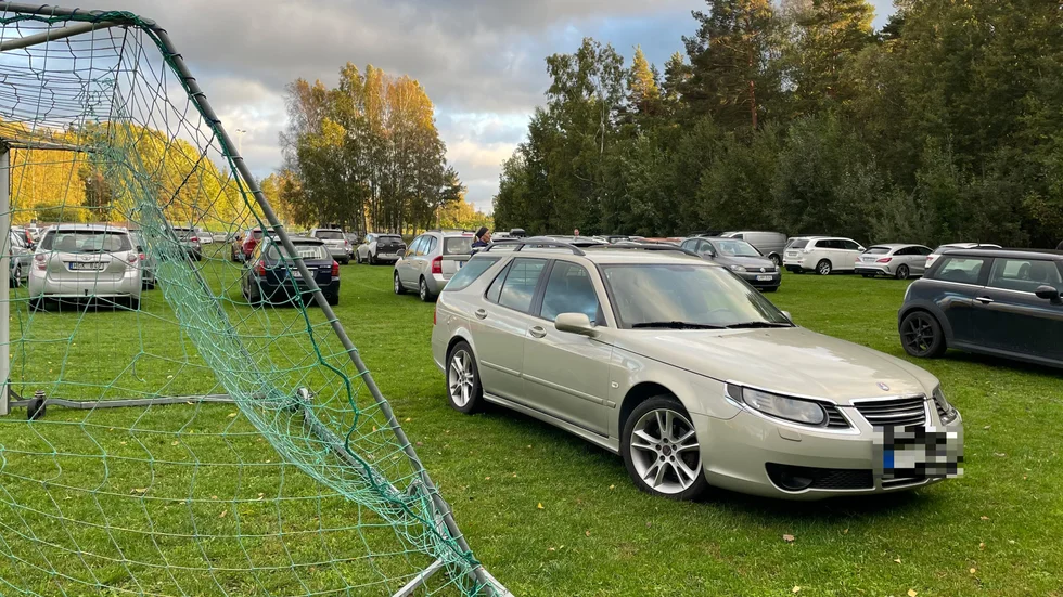 Parkerade bilar på fotbollsplanen under P18:s träning.