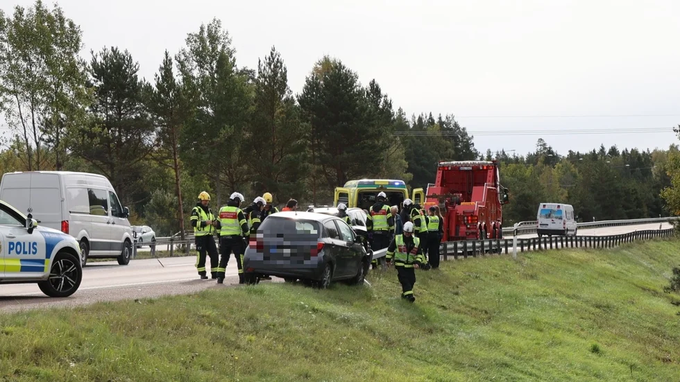 En personbil körde under fredagen in i ett räcke på E4. 