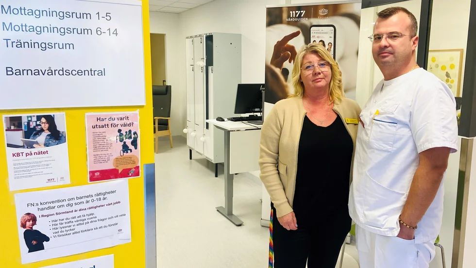 "Gallerian är framtidens vårdcentral. Geom att jobba i team av läkare, sköterskor och kuratorer får vi en bättre inblick i patientens status och vårdbehov, spar på vårdresurserna och sparar både tid och pengar åt patienten." Verksamhetschef Pernilla Öjemar Engström och överläkare Kaloyan Ferev hoppas att regionpolitikerna inte ska tänka kortsiktigt när de tar beslut om vårdcentralens framtid.
