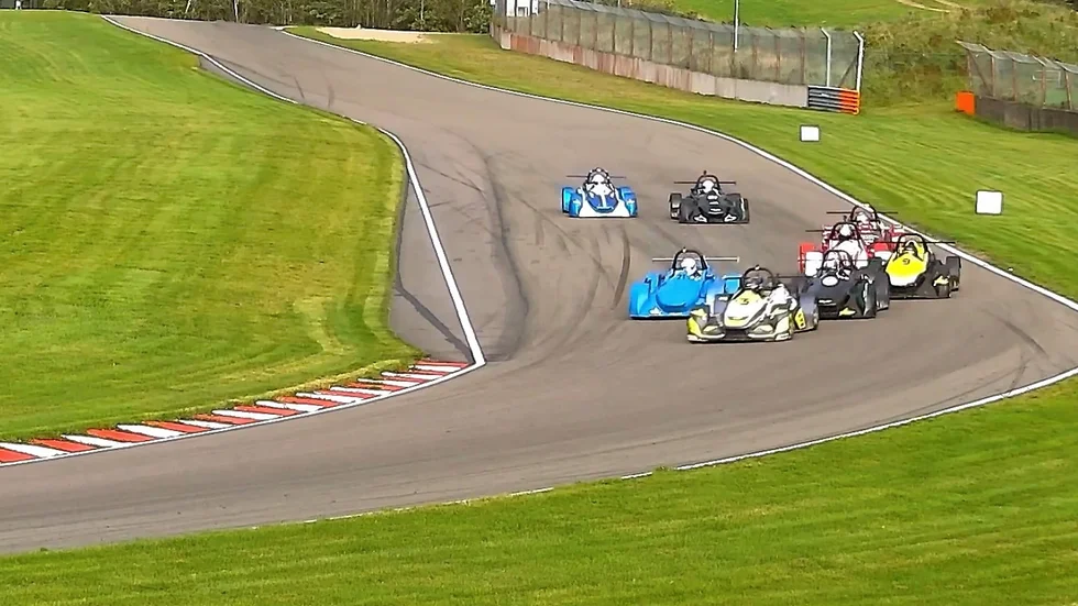 Se den händelserika avslutningen i klippet nedanför. Katrineholmaren Dante Johansson (i blå bil).