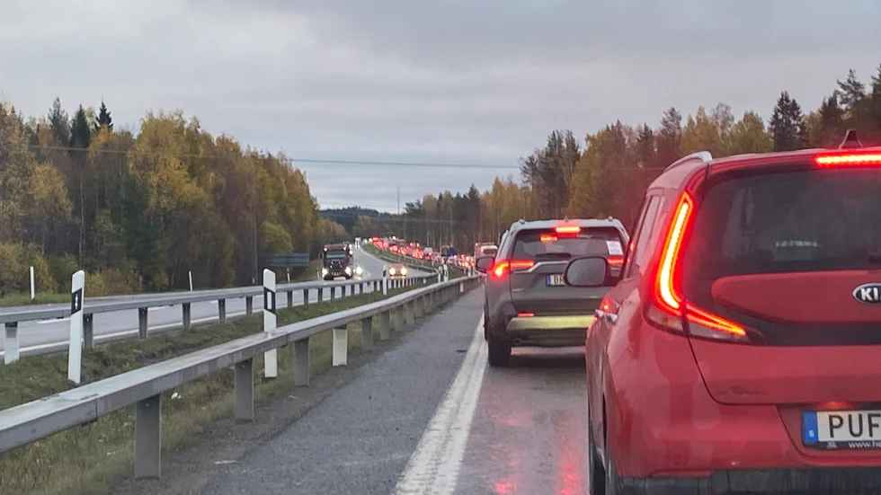 Köerna efter 97:an ringlar långa på tisdagsmorgonen.