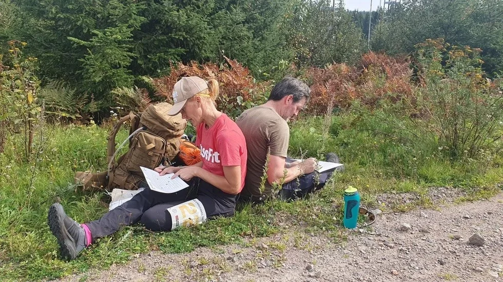 Linda Gross och hennes ursprungliga lagkamrat vid en navigationspaus under Para Endurance Race. "Navigationen var A och O", säger Linda.