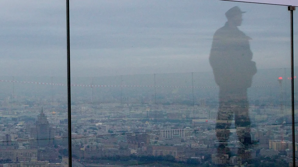 En säkerhetsvakt återspeglas i en glasruta i en skyskrapa i Moskva. Flera av den ryska huvudstadens hemligaste platser redovisades helt öppet på stadens hemsida. Arkivbild.