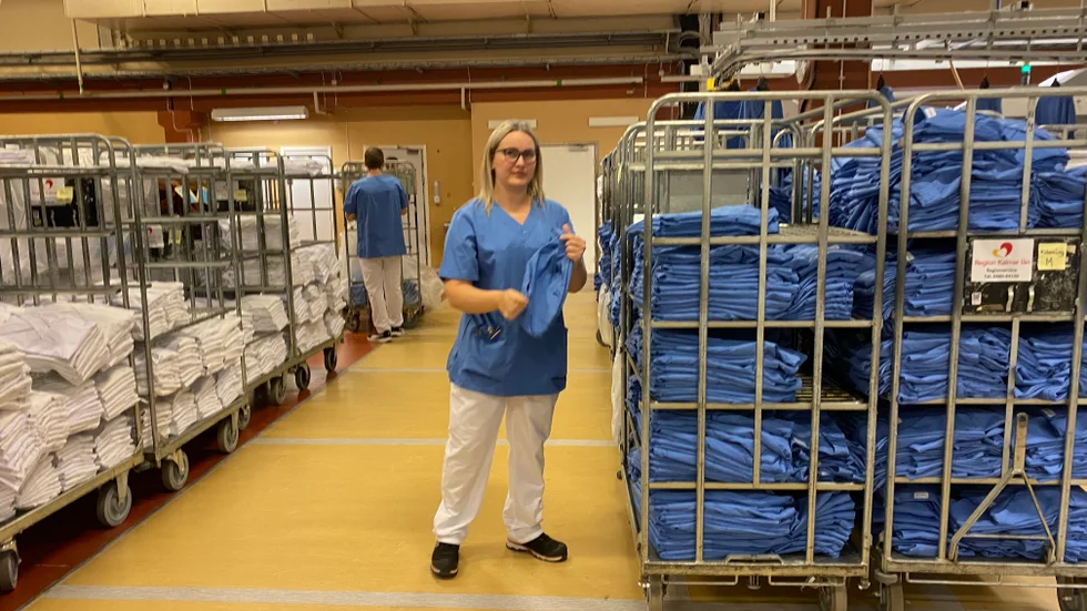 Lina Augustin är driftansvarig och jobbar med alla moment på tvätteriet i Västervik. De servar hela regionen med rena kläder.