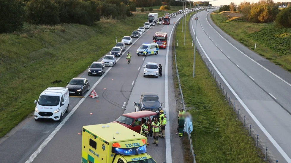 En bil med släp körde in i mitträcket.