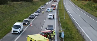 Bil körde in i mitträcke på E4 i Uppsala – stoppade trafiken