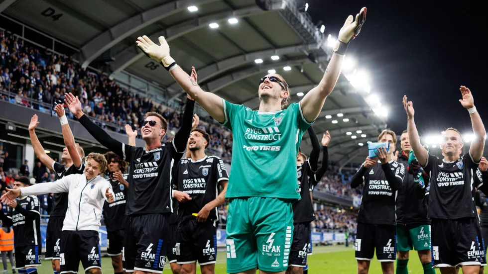 Målvakten David Mitov Nilsson firar tllsammans med Siriussupportrarna efter segern mot IFK Göteborg.