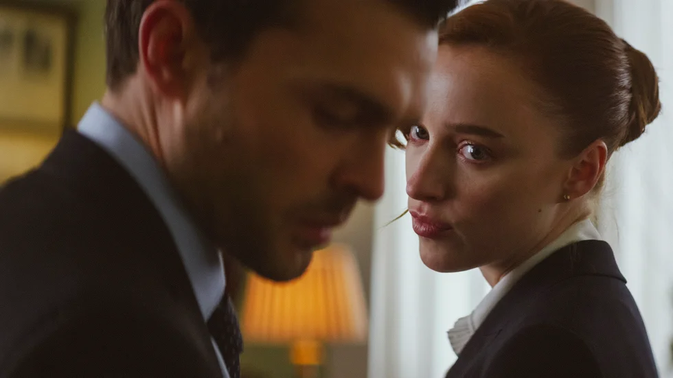 Alden Ehrenreich och Phoebe Dynevor spelar huvudrollerna i den nya Netflix-thrillern "Fair play". Pressbild.