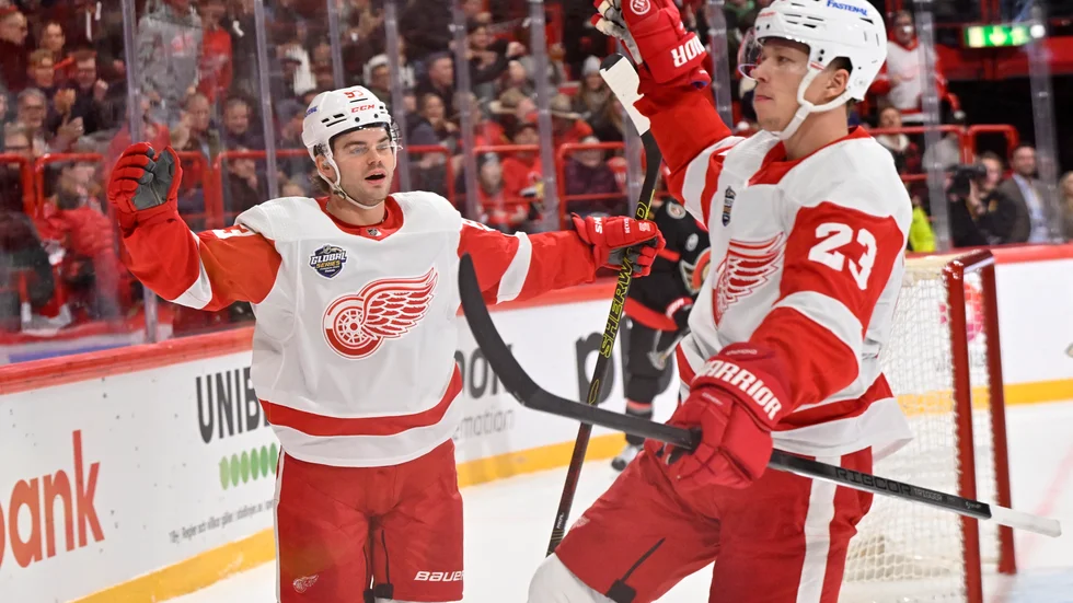 Lucas Raymond (23) jublar efter att ha gjort mål för Detroit i NHL-mötet med Ottawa i Avicii arena.