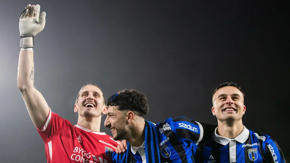 David Mitov Nilsson och Henrik Castegren kunde fira vinsten mot "Peking" med Sirius-klacken.