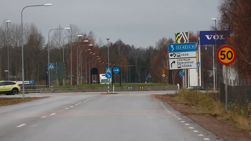 Här vid Ceosrondellen på Södra Ringleden gjorde 20-åringen en väldigt farlig omkörning samtidigt som en mötande bil var på väg ut ur rondellen. 