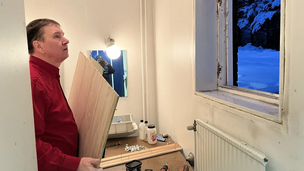 Leif Öhlund ska tillfälligt täcka fönsteröppningen efter inbrottet.