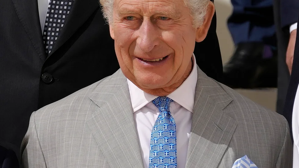 Storbritanniens kung Charles III med sin Greklandsinspirerade slips i Dubai.