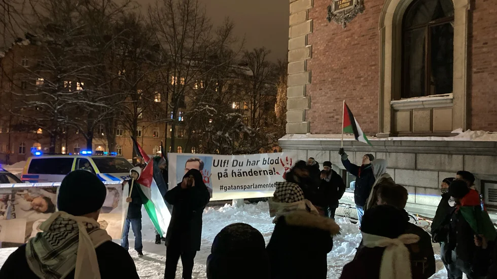 Under torsdagskvällen var statsminister Ulf Kristersson på besök i Uppsala för att delta i en frågestund i Universitetshuset. Utanför hade ett 40-tal personer samlats för att demonstrera mot Israels krigföring i Gaza och statsministerns ställningstagande i konflikten mellan Israel och Hamas.
