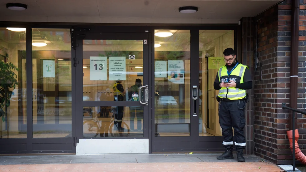 På tisdagsförmiddagen var väktare på plats på socialkontoret.