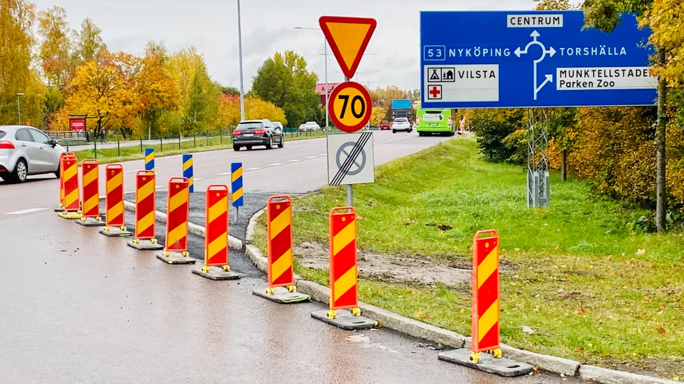 Den ombyggda utfarten har gjort att bilister inte längre kan köra ut i filen som leder till busshållplatsen.