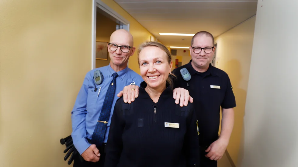 Nataliia Aviltseva är en av de 15 ukrainare som ny fått anställning på Hällbyanstalten. Bakom henne står de rutinerade kriminalvårdarna Kalle Kratz och Niklas Ådin som jobbar med utbildning och handledning.