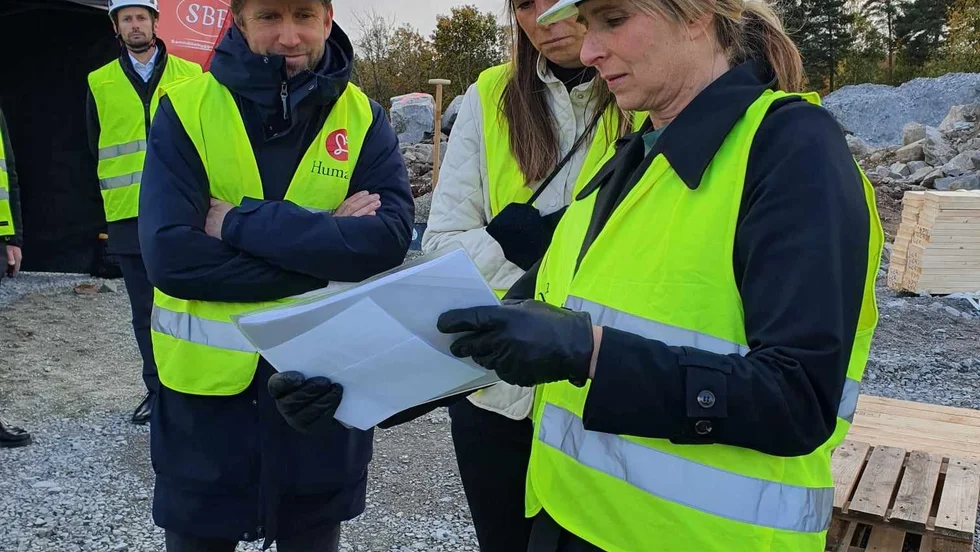 Humanas divisionschef Hanna Göthlin (t.h.) visar visionsbilder av hur äldreboendet kommer att se ut. 