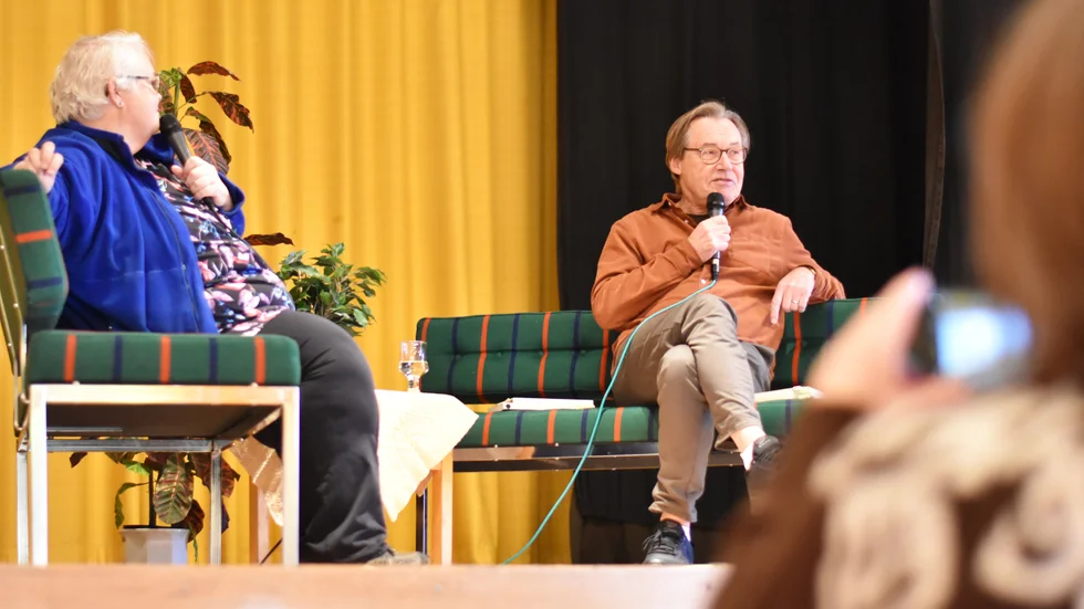 Yngve Berg i ett författarsamtal på scenen tillsammans med moderatorn Asta Burvall. Det här var första gången som evenemanget genomfördes, nu är målet att det ska bli årligt återkommande.