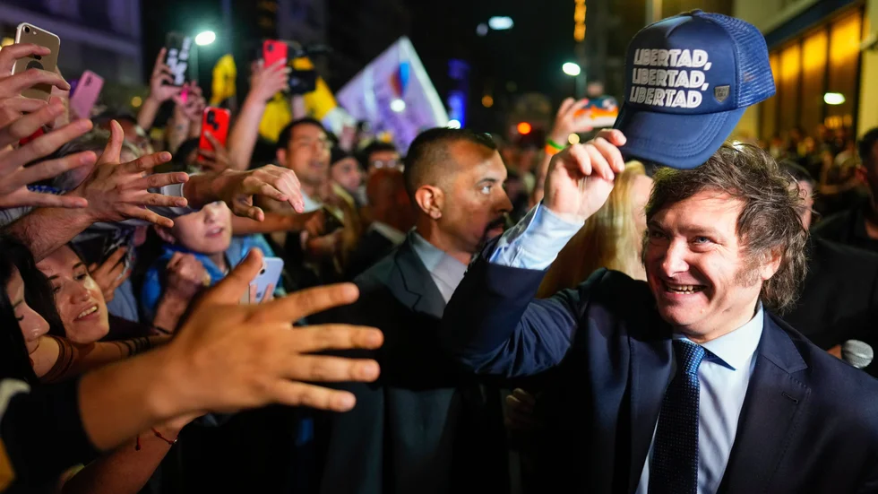 Ultraliberale Javier Milei fick näst mest stöd i Argentinas presidentval och får nu möta ekonominister Sergio Massa i en andra omgång den 19 november.