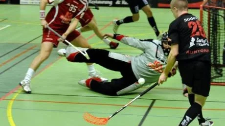 Christian Klintorph lyckades aldrig överlista Lerums målvakt Mikael Andersson trots flera bra försök. Peter Larsson är redo att hjälpa sin målvakt.Foto: Anders Steiner
