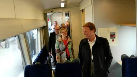 Främst Harald Hjalmarsson (M) medskribent till artikeln, följd av Infrastrukturminister Åsa Torstensson (C) och Mats Hugosson (C), när tågen testades för några veckor sedan. Arkivbild: Hans Brandin