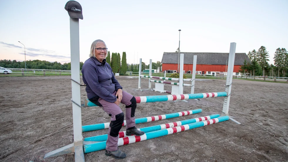 Efter 40 år har Ingrid Stark ihop med maken Kenneth drivit stallet hos Nykyrka ridklubb. Men nu lämnar de över den delen till Nykyrka ridklubbs ordförande Isabella Malm. 
