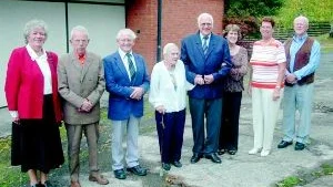 Festdeltagaren. Från vänster kassör Margareta Svahn, vice ordföranden Allan Eriksson, distriktsrepresentant Erik Mjösberg från Tuna, festens äldsta deltagare Margit Jonsson 91 år, ordförande Stig Karlsson, sekreterare Margit Knutsson, vice kassör Ing-Britt Andersson, samt vice sekreterare Göran Angefur.