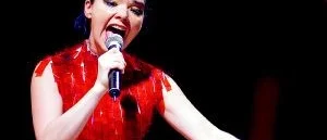 Björk väljer svår väg med 
20 versioner av samma låt