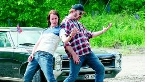 En svensk hitfilm. Jonas Karlsson som Anders och Torkel Petersson som Tommy bidrar starkt till att "Offside" är en klockren feelgoodfilm av bästa märke. Foto: Sandrew Metronome