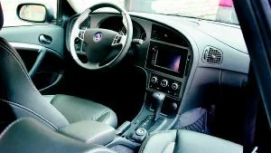 Den nya interiördesignen är mest intressant. Åtminstone för den som skall köra nya Saab 9-5. Ljusare, mera funktionell och befriad från den uppsjö av knappar som fanns i den förra modellen.