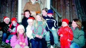 Tomten på plats. Här har tomten vid hembygdsgården i Aleglo samlat en rad barn och föräldrar runt sig, allt för att barnen skulle få möjlighet att lämna sina önskelistor på julklappar.