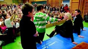 Populär besökare. Adam Nachtweij och Pontus Grundström var två av eleverna som fick ställa frågor när Carolina Klüft och Patrik Kristiansson gästade Marieborgsskolan. Foto: Anders Liljegren