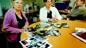 Minnen. Många bilder har det blivit från alla sammankomster med tidigare luxarbetare. Sammankomster som framöver måste ordnas helt i privat regi. Luxpengarna till detta är slut. Marianne Svensson och Sonja Thörnblom lovar dock en fortsättning. I bakgrunden lyssnar tidigare huvudskyddsombudet Conny Nilsson.Foto: ANDERS LILJEGREN