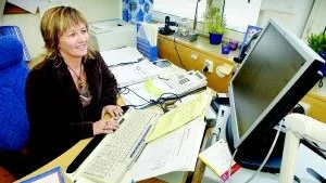Ansökning på webben. Lotta Dunger-Fransson arbetar på elevintagningen på Västerviks gymnasium och visar det nya systemet med ansökningar på webben.FOTO: ANDERS STEINER