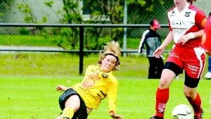 Kamp om bollen. VFF:s Therese Walfredsson offrar sig för att nå bollen före sin motståndare när det blev seger mot Falköping med 2-0.                                                                                                                          Foto: ANDERS LILJEGREN