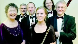 Klara för konsert. Östgöta Blåsarkvintett tillsammans med Västervikspianisten Eva Pierrou, färdiga för entré till fredagskvällens konsert i Tingshuset. Blåsarna från vänster Rolf Ullbrandt, horn, Dan Larsson, klarinett, Nina Sognell, flöjt, Andreas From, fagott och Bela Tarrodi, oboe.Foto: Anders Liljegren