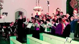 Mässa från Nicaragua. Körer från Ankarsrum, Blackstad, Hallingeberg, Dalhem och Överum fyllde, tillsammans med musiker, koret i Hallingebergs kyrka.