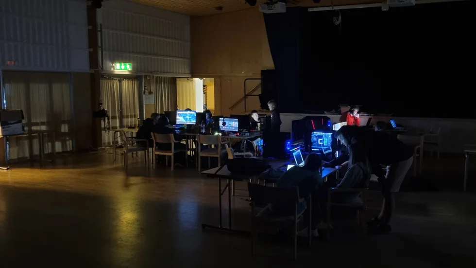 Arjeplogs lan- och fantastikförening, ALF, har ordnat flera lan tidigare. Till helgens lan var 18 arjeplogare i åldrarna 9–15 år anmälda. Lanet startade på fredagen och avslutades söndag klockan 11. 