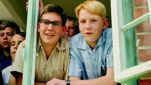 50-tal. Anton Lundqvist och Jesper Adefelt spelar välskrivna och gripande roller men brottas med en daterad språkdräkt i "Kim Novak badade aldrig i Genesarets sjö".                                                                                      Foto: SF