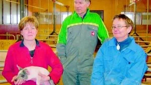Guldtackevinnare. Lena och Ingemar Persson Lapserum har fått priset som Sveriges bästa djurhållare, enligt Swedish meat. Pernilla Elmqvist, till vänster på bilden, har arbetat på gården sedan åtta år kan också ta åt sig en del av äran.