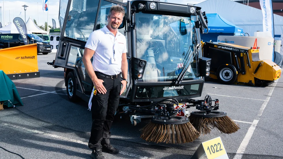 Stefan Landfors från Örnsköldsvik ställer ut sopmaskiner, sopupptagningsmaskiner och plogar på Load Up North-mässan i Boden. "Jag hoppas kunderna ska se vad vi har att erbjuda. Det är ganska många entreprenörer som har varit här med frågor och funderingar", säger han. 