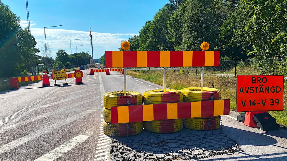 Ända sedan i april har väg 515, gamla E18, genom Hummelsta varit avstängd på grund av ombyggnad av bron. I början av oktober räknar Trafikverket med att bron står klar och trafiken kan släppas på igen.