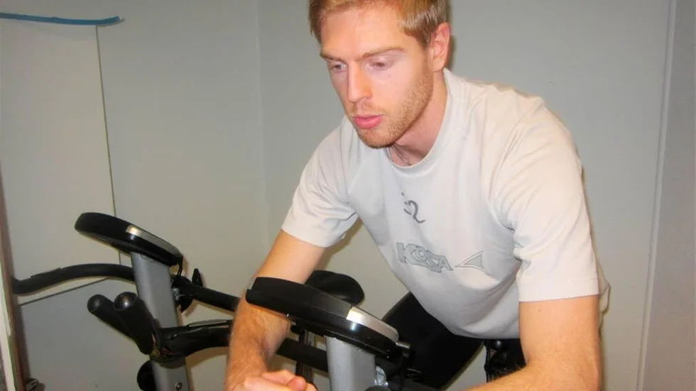 Richard Solebris Andersson, målvakten, rehabtränar på cykel sedan knäet vikt sig på träning förra veckan.