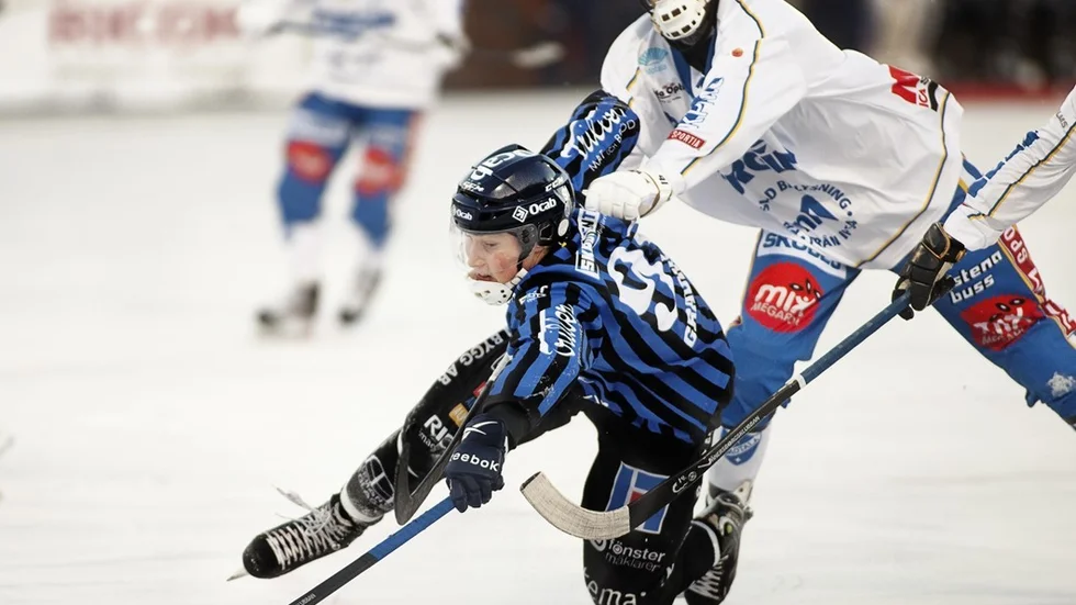 Johan Thorsson i kamp med en Siriusspelare som bringas på fall. Thorsson gjorde ett av målen i IFK:s förlustmatch.