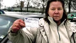 För att Lorita Engberg ska få parkera utanför Folkuniversitetet har hon köpt ett månadskort hos parkeringsbolaget Carpark. Men trots det satt en p-bot på vindrutan förra onsdagen. När hon ringde för att klaga möttes hon av tvivel och nonchalans.Foto: MIKAEL STRAND