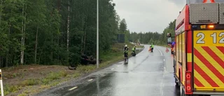 Fortkörare på väg 95 voltade i hög hastighet – fyra personer fördes med ambulans till Skellefteå lasarett • 22-åring misstänks för grovt trafikbrott: ”Jag var livrädd”