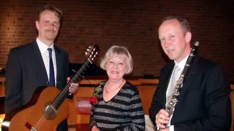 Kammarmusik och kammarlyrik i en skön mix! Det var vad som hände i Tingshuskonserten på fredagskvällen. Och här är de som uppträdde: från vänster gitarristen Magnus Grönlund, skådespelerskan Gunilla Åkesson och klarinettisten Dan Larsson.Foto: Rune Engelbrektson